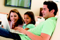 famille devant un ordinateur